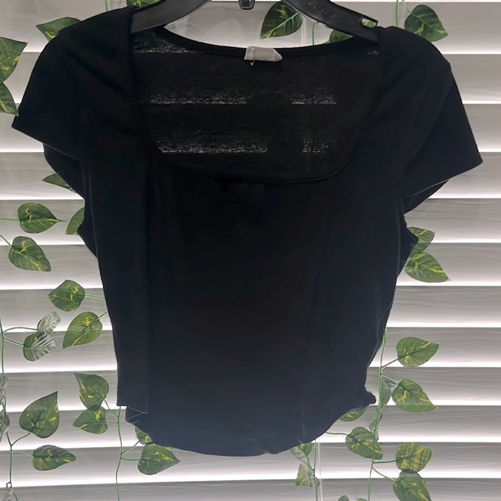 a black womens crop top